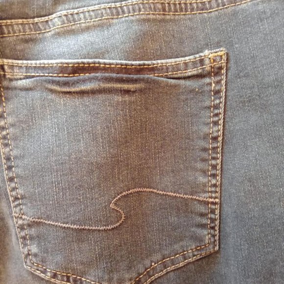 Suki Curvy Fit Straight Jean - Picture 7 of 9